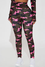 Load image into Gallery viewer, Ground Work Elevate Camo Leggings
