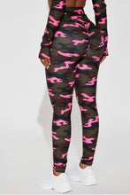 Load image into Gallery viewer, Ground Work Elevate Camo Leggings
