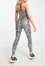 Load image into Gallery viewer, Sports leggings in black &amp; white
