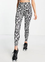 Load image into Gallery viewer, Sports leggings in black &amp; white
