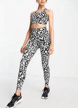 Load image into Gallery viewer, Sports leggings in black &amp; white
