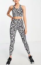 Load image into Gallery viewer, Sports leggings in black &amp; white
